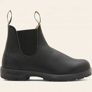 Black blundstone Chelsea boots